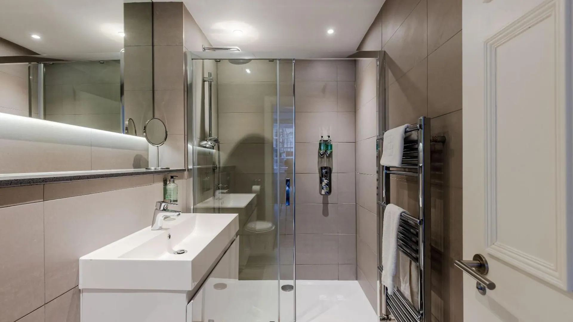 Dragon Suites - Edinburgh City Centre 2 Bed Apartment 0*,