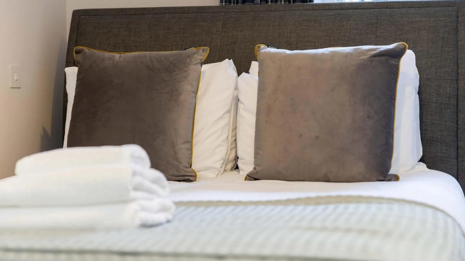Dragon Suites - Edinburgh City Centre 2 Bed Apartment