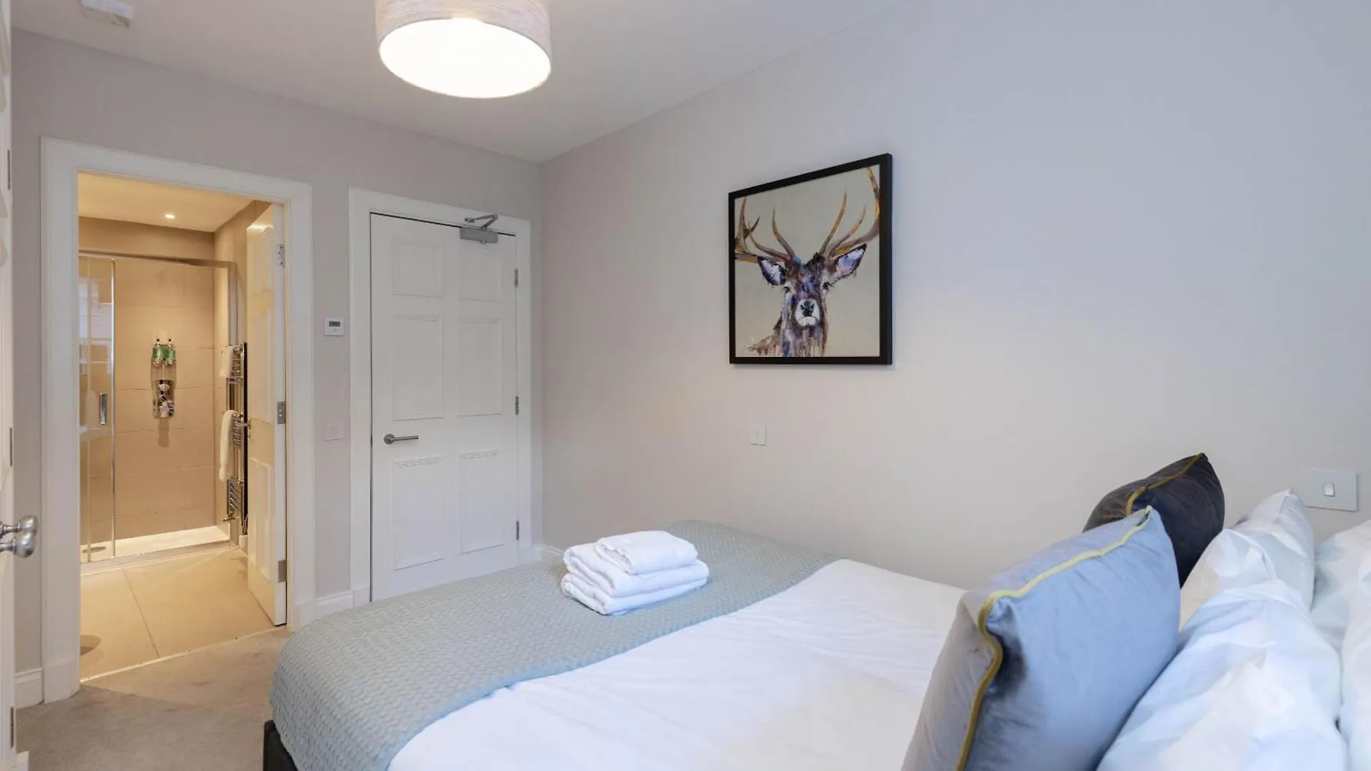 Dragon Suites - Edinburgh City Centre 2 Bed Apartment location